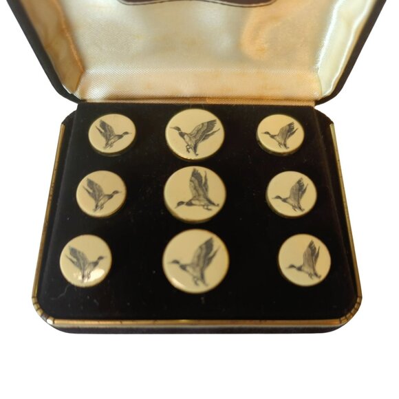 Vintage Flying Ducks Scrimshaw Carved Button Set by Barlow 1970s - Picture 2 of 5